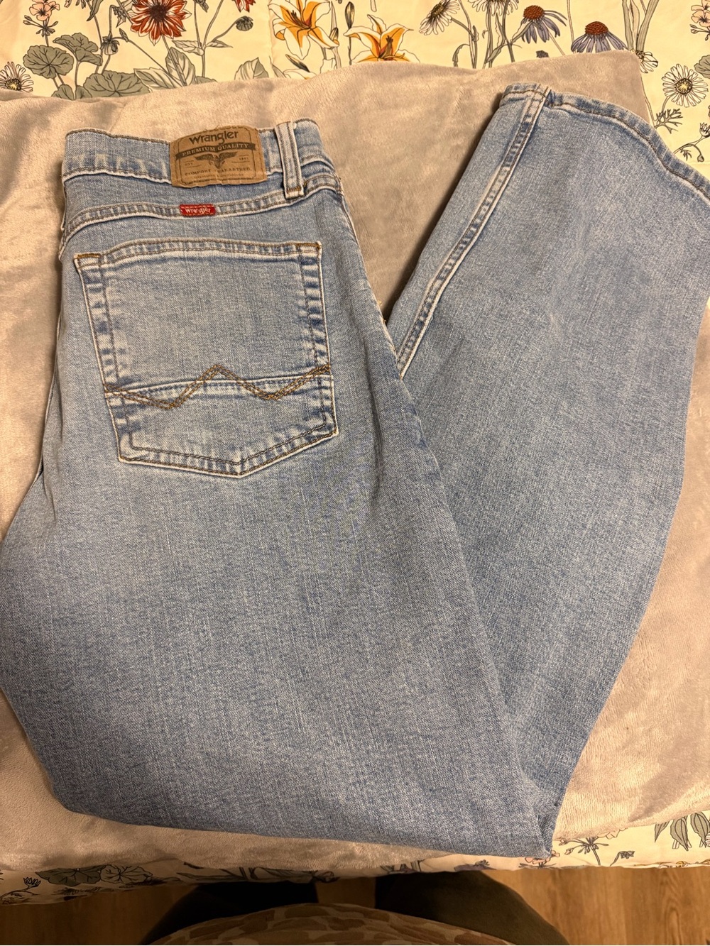 Wrangler Light Blue Relaxed Fit Men's Jeans